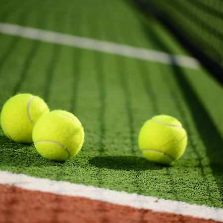 Furaveri Maldives Meedhoo  Esterno foto Tennis balls