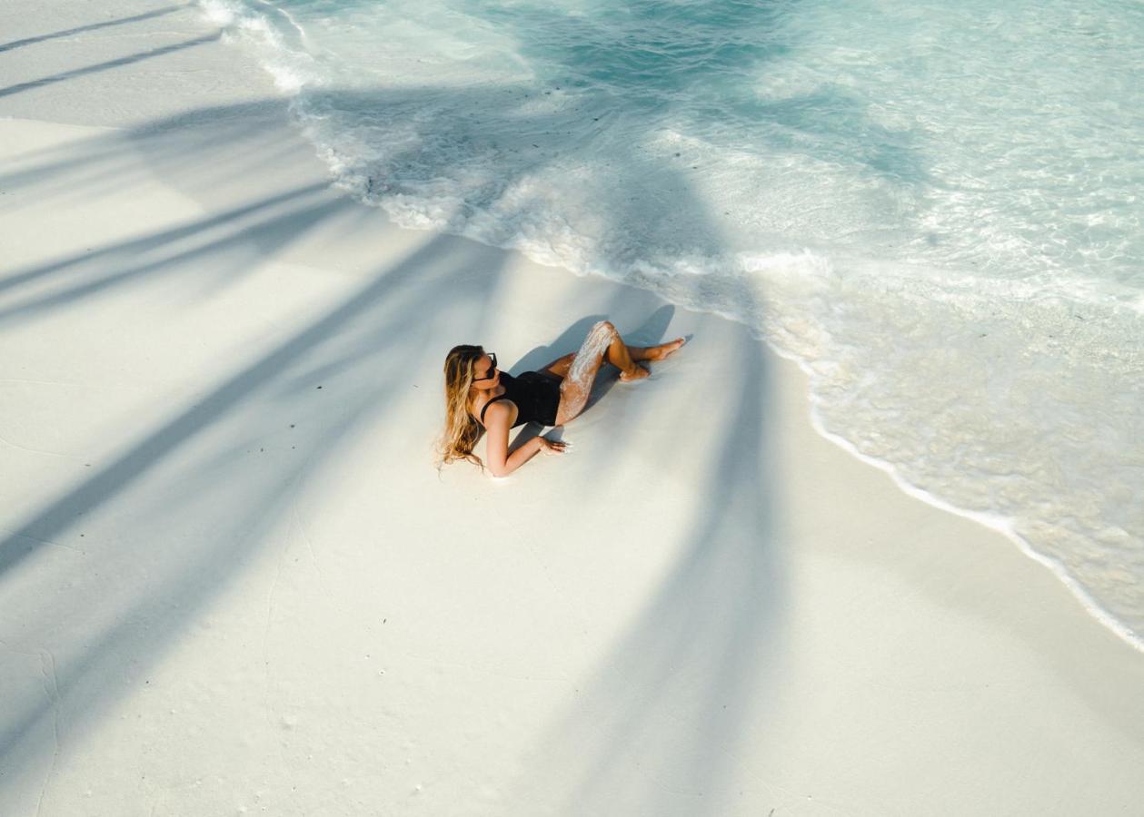Furaveri Maldives Meedhoo  Esterno foto Aerial view of a woman sunbathing on a beach