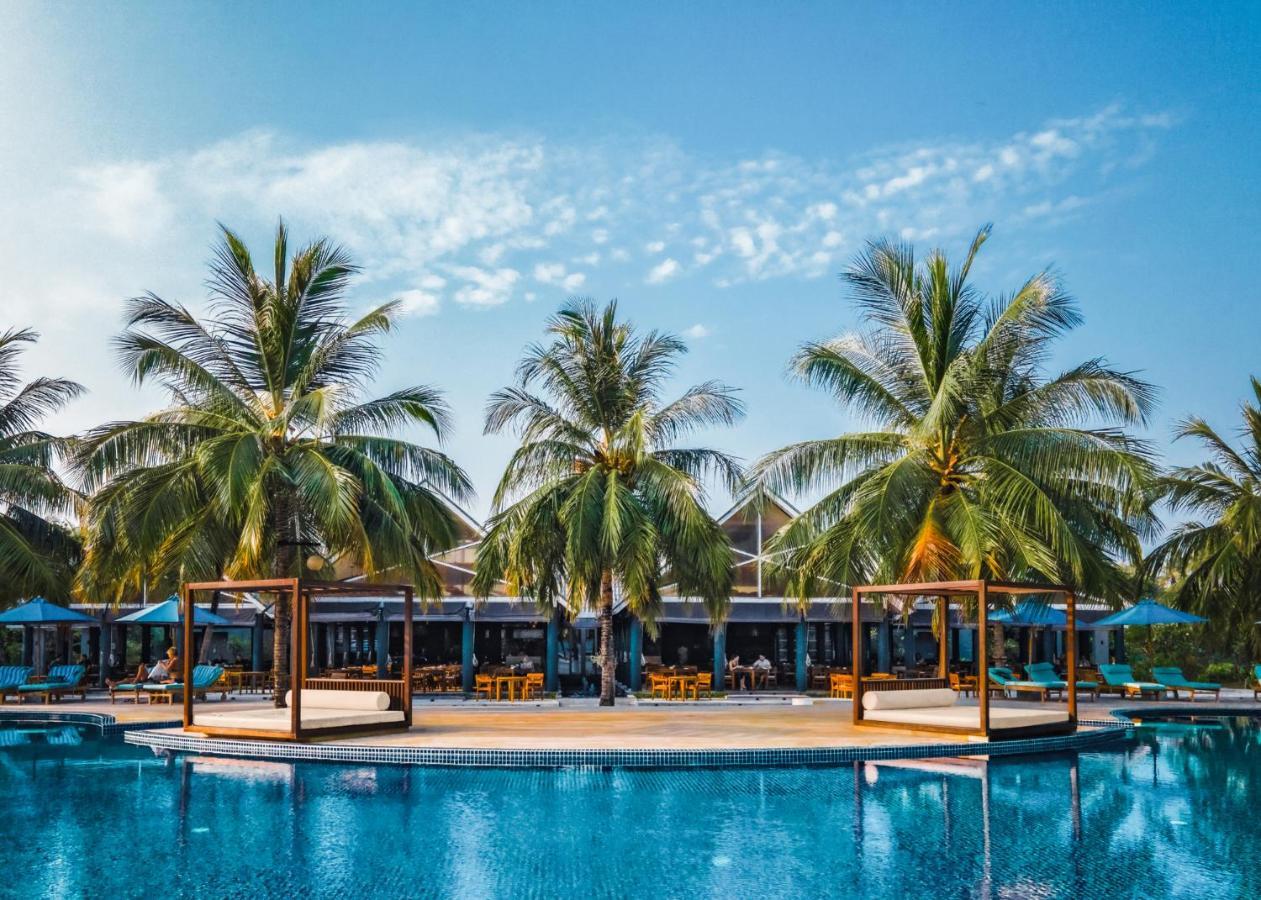 Furaveri Maldives Meedhoo  Esterno foto The resort's main pool