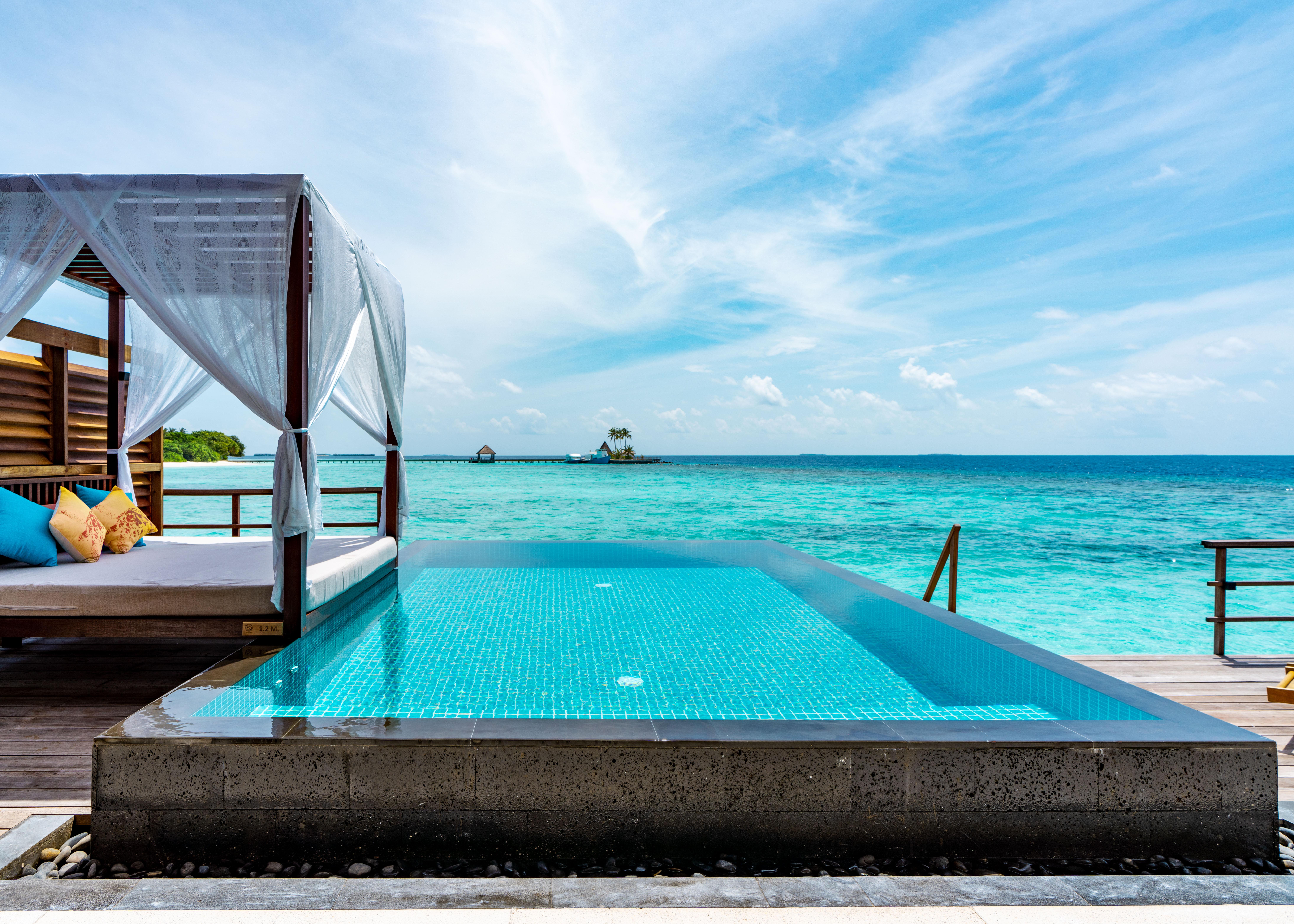 Furaveri Maldives Meedhoo  Esterno foto A pool at a resort in Maldives