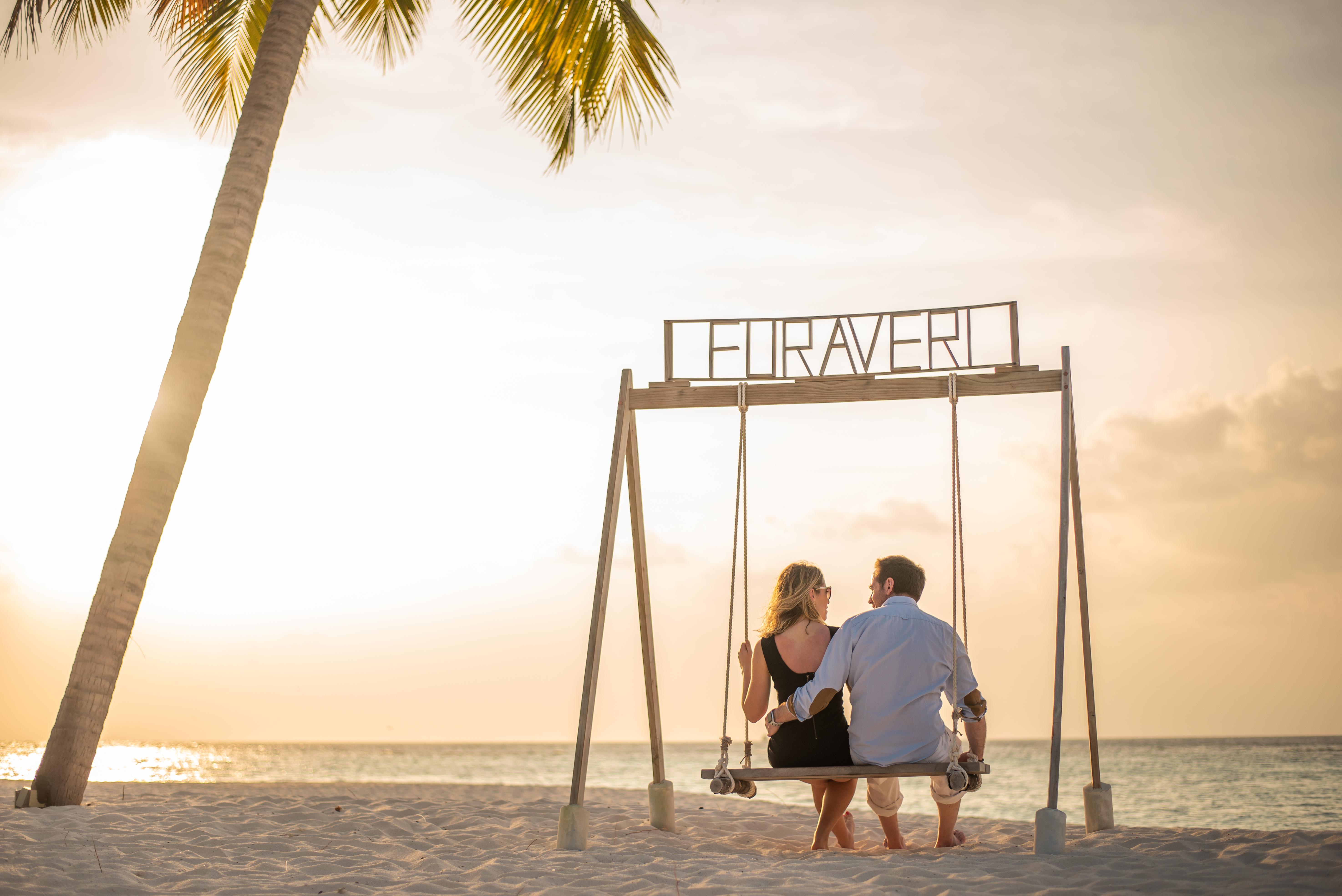 Furaveri Maldives Meedhoo  Esterno foto Swing at the beach