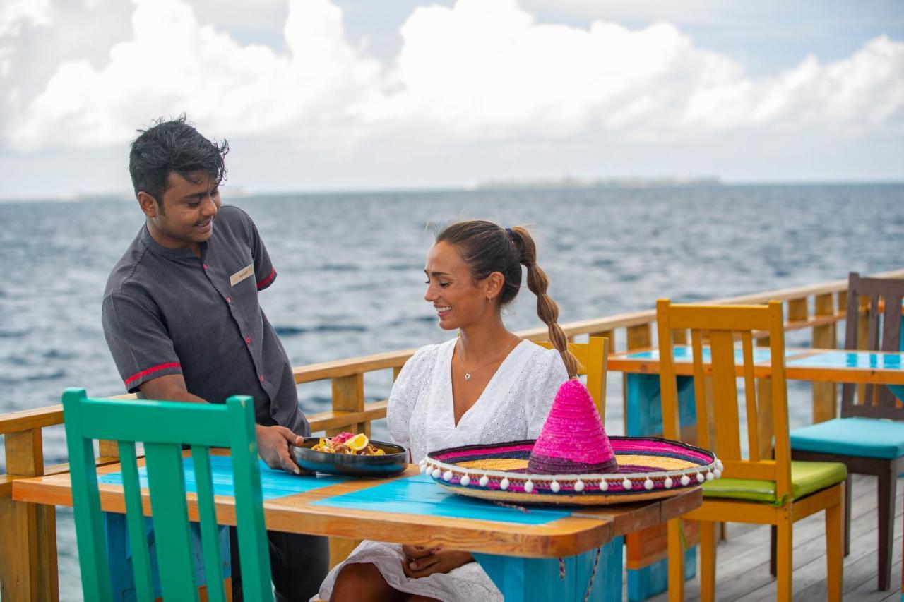 Furaveri Maldives Meedhoo  Esterno foto A guest being served at the restaurant