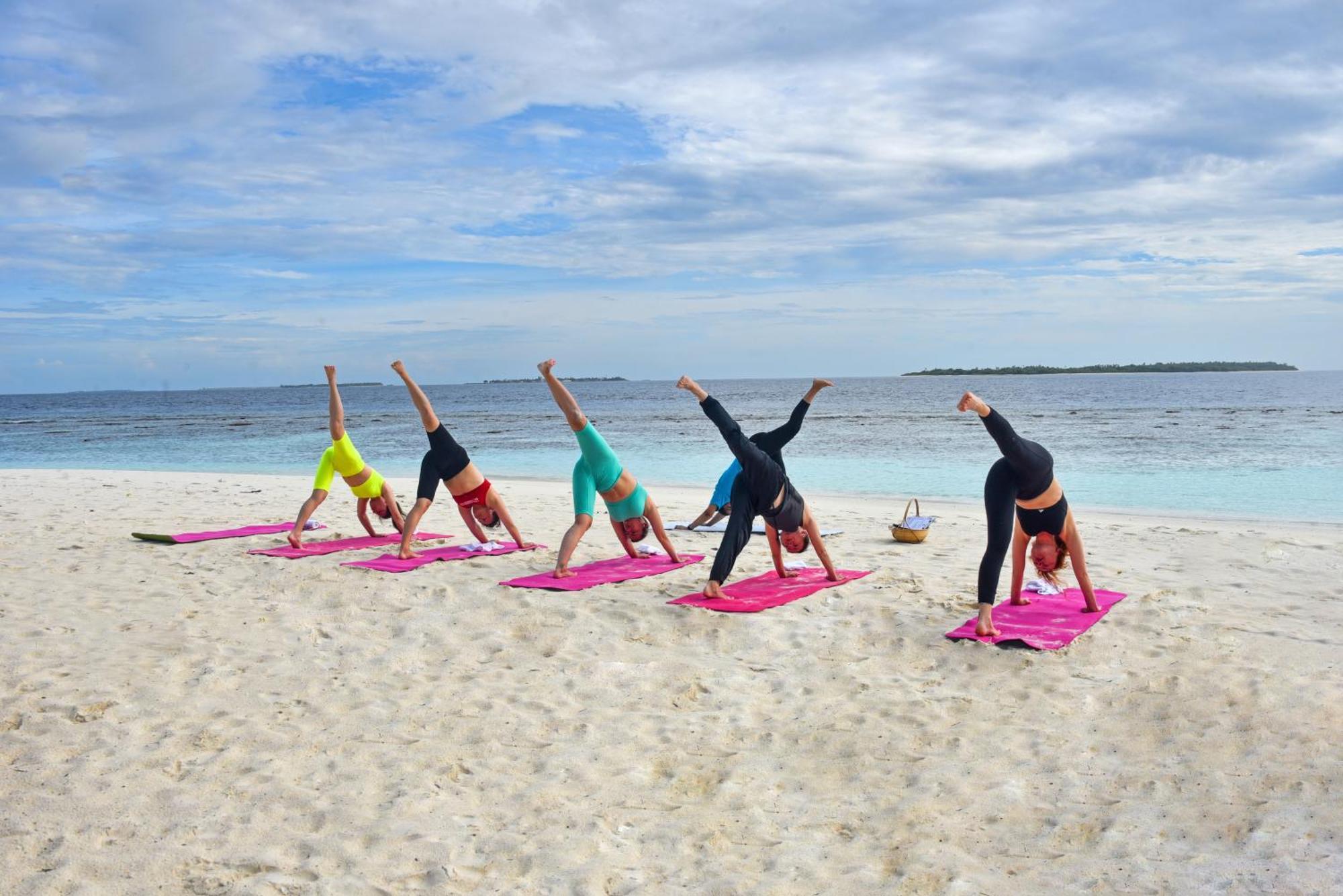 Furaveri Maldives Meedhoo  Esterno foto A yoga class on a beach