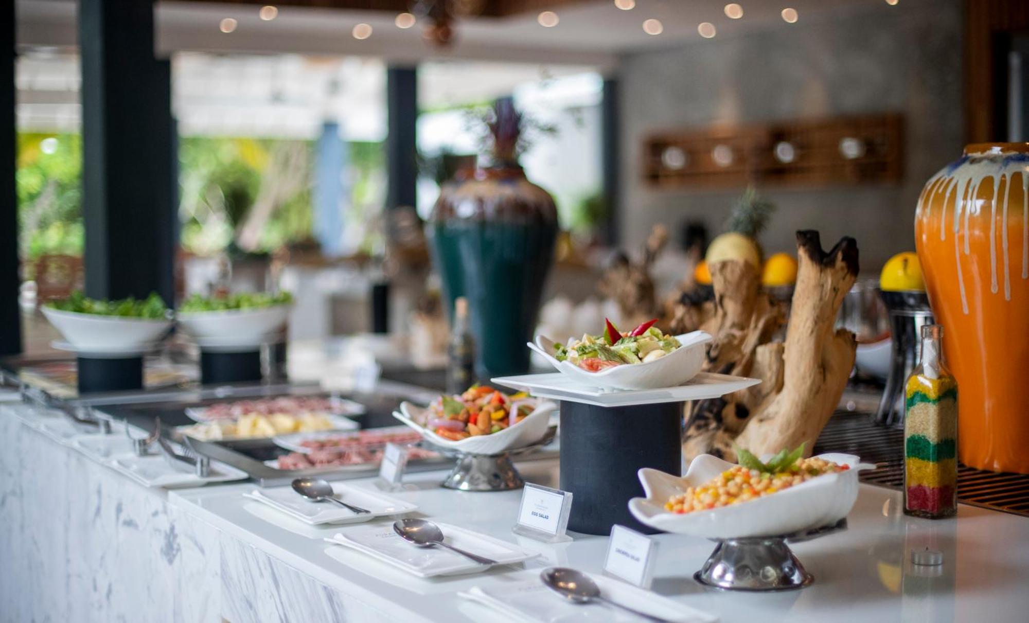 Furaveri Maldives Meedhoo  Esterno foto A buffet at a hotel