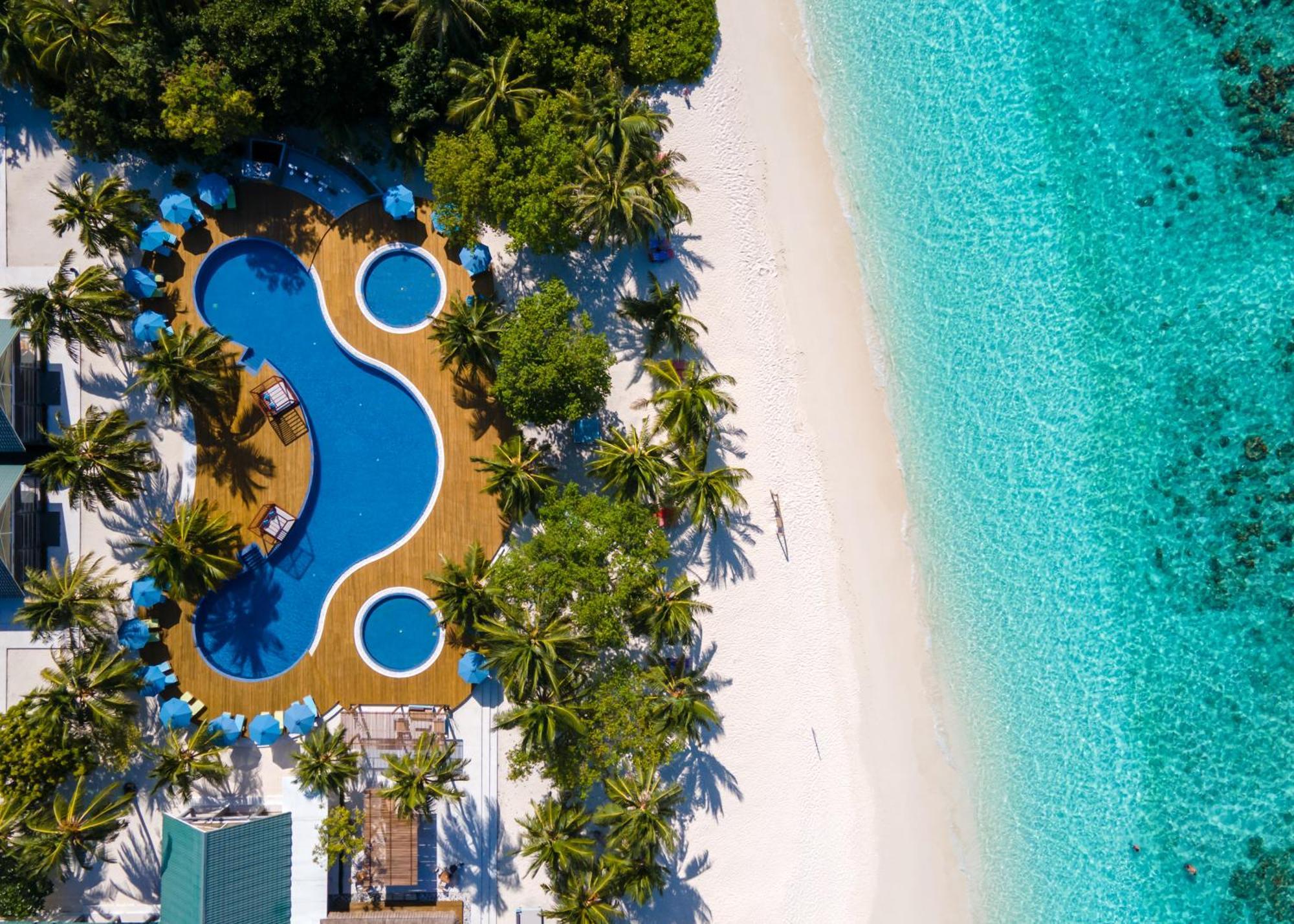 Furaveri Maldives Meedhoo  Esterno foto Aerial view of the pool at the resort