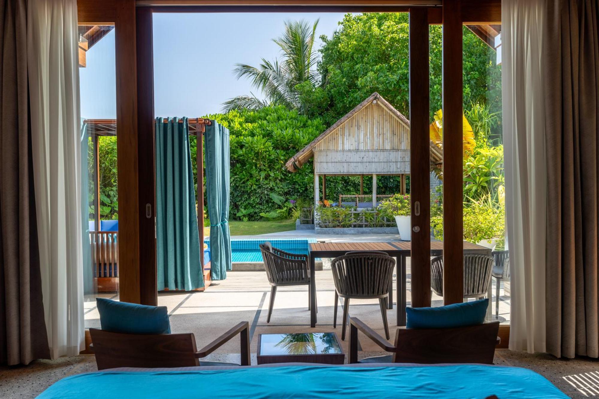 Furaveri Maldives Meedhoo  Camera foto A view of the pool from a bedroom